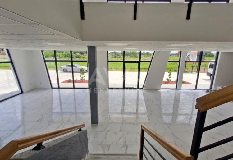 Izdavanje, prodajni prostor sa izložbenim prostorom ukupno 400m2
