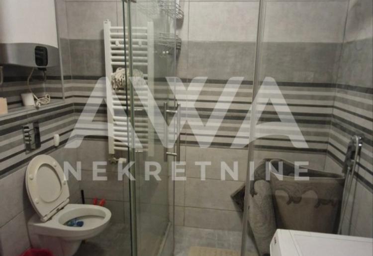 Na prodaju trosoban stan – širi centar grada, novija zgrada sa liftom!