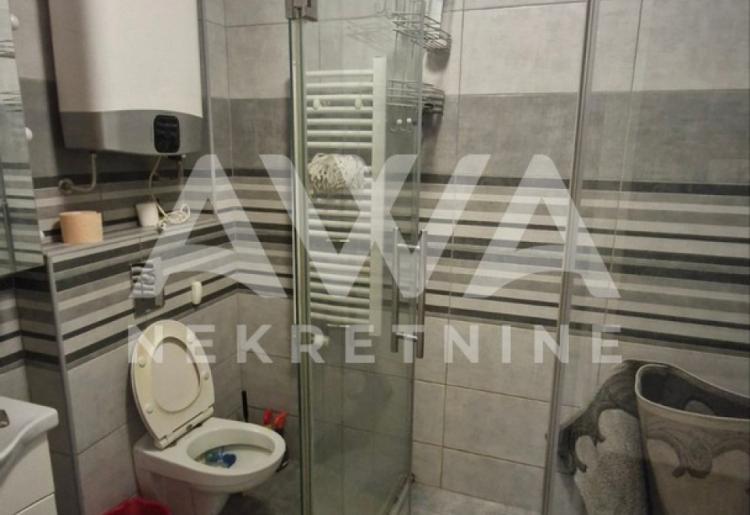 Na prodaju trosoban stan – širi centar grada, novija zgrada sa liftom!