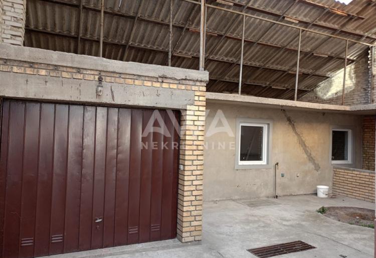 Apatin, Dvojna kuća 72 m2 plac 416 m2