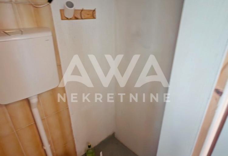 Lokal sa galerijom na prodaju u Somboru – 25 m², širi centar, moguća zamena