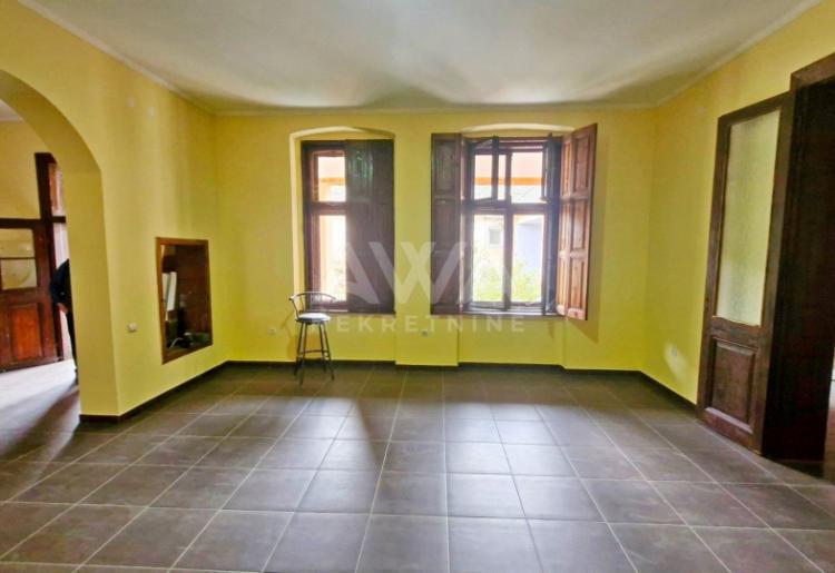 Sivac, Prostrana porodična kuća na velikom placu idealna za miran život ili investiciju