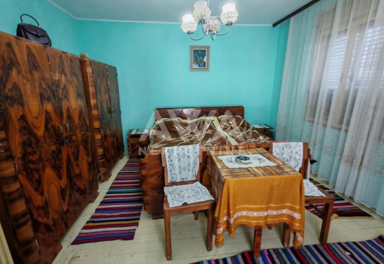 Kljajićevo. Dve kuće 210m2, plac 18ar