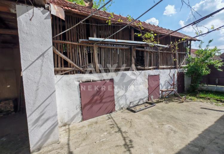 Kljajićevo. Dve kuće 210m2, plac 18ar
