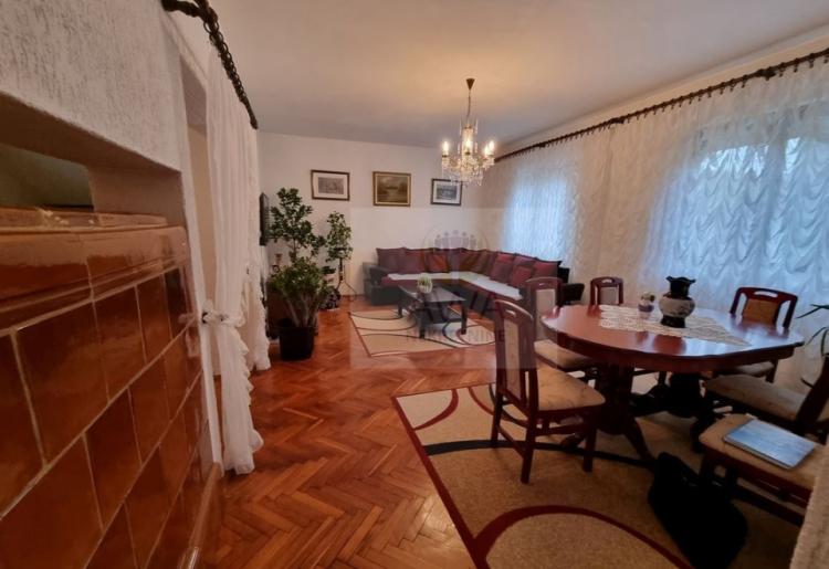 Mlake, Spratna kuća na 3 etaže