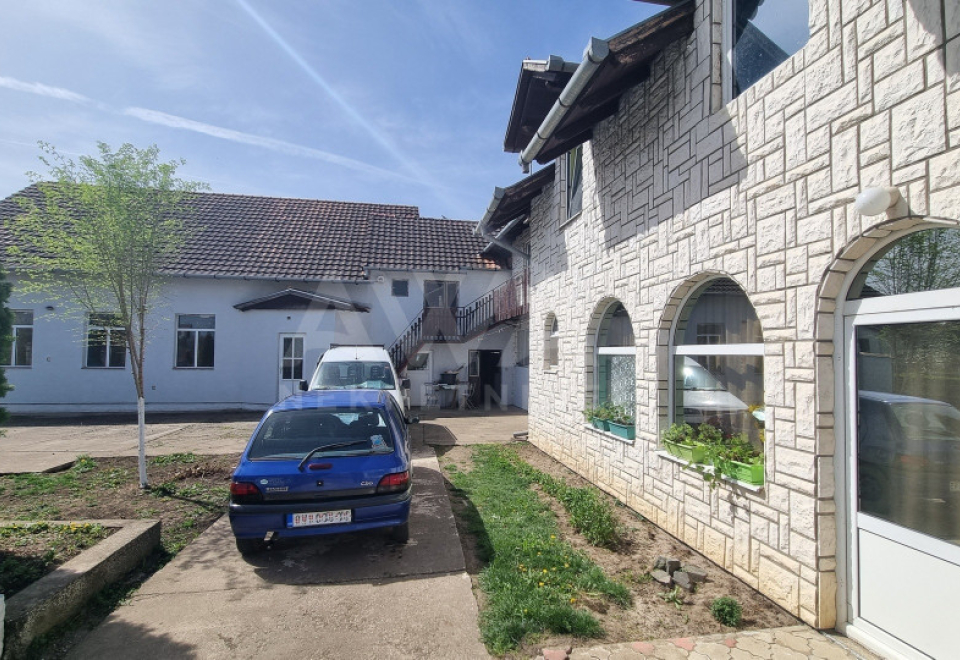 Dve kuće na jednom placu, 327m2, plac 13ar