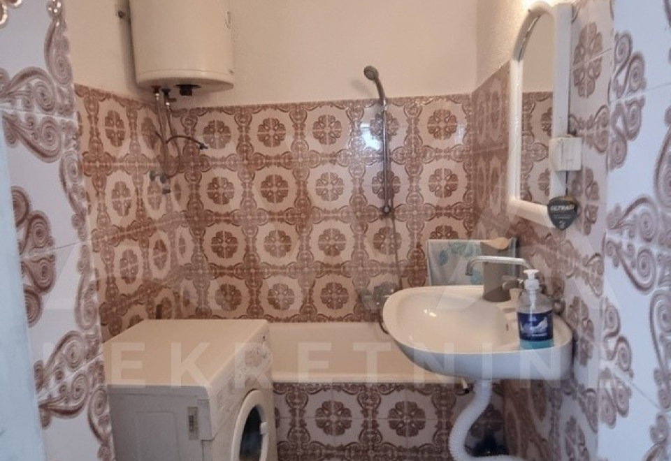 Dve kuće na jednom placu, 327m2, plac 13ar