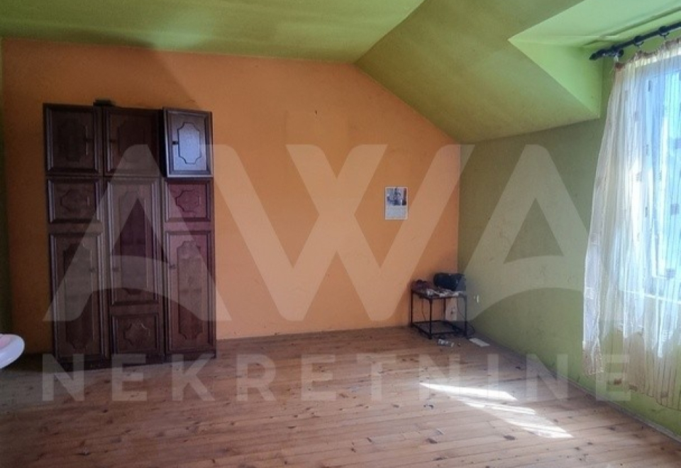 Dve kuće na jednom placu, 327m2, plac 13ar