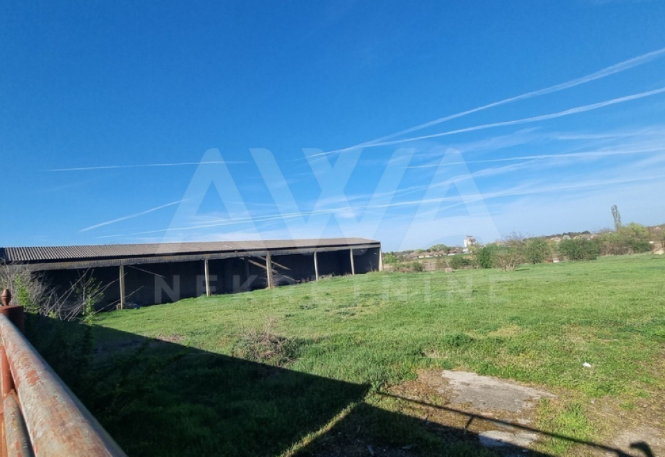  Poslovni objekti 1996m2, plac 1ha