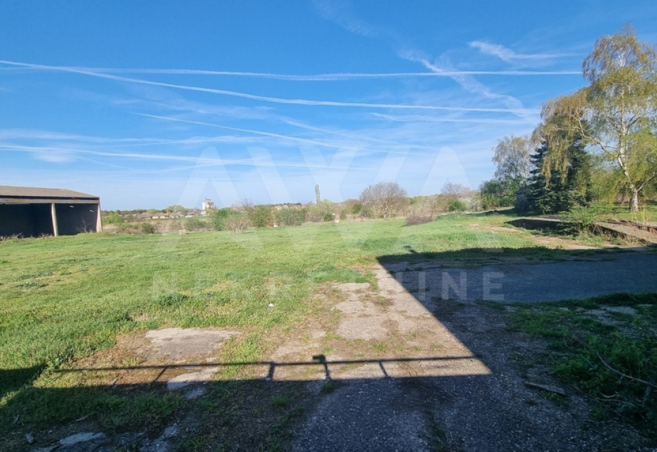  Poslovni objekti 1996m2, plac 1ha