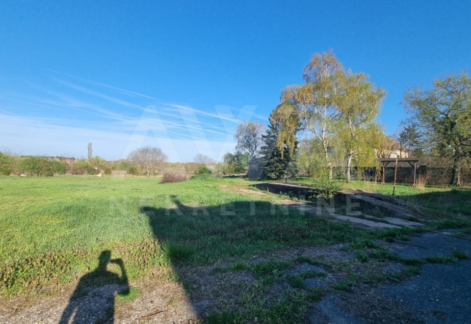 Poslovni objekti 1996m2, plac 1ha