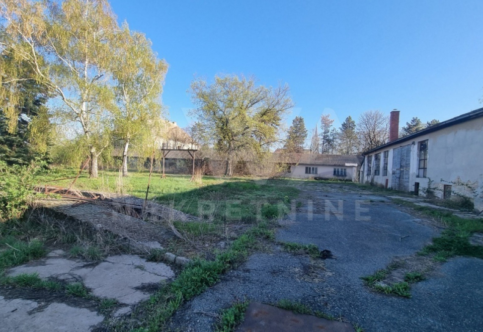  Poslovni objekti 1996m2, plac 1ha