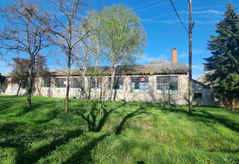  Poslovni objekti 1996m2, plac 1ha