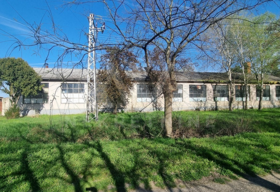  Poslovni objekti 1996m2, plac 1ha