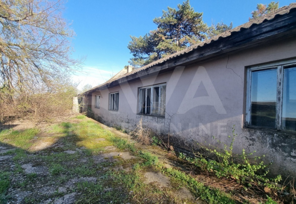  Poslovni objekti 1996m2, plac 1ha