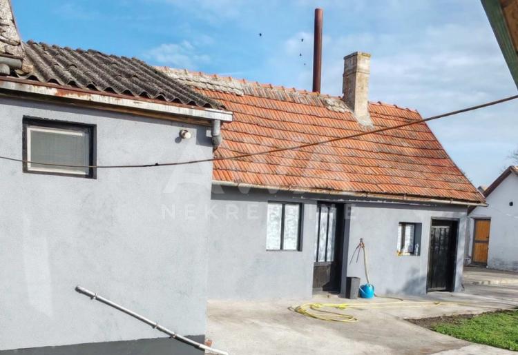 Sivac manja renovirana kuća 89m2