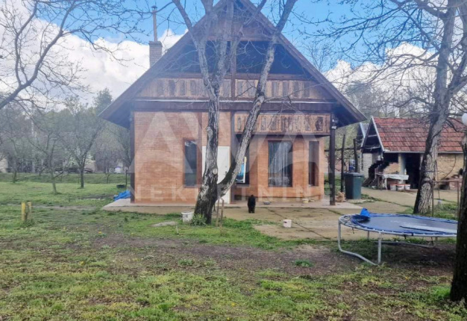 Novija vikendica na većem placu