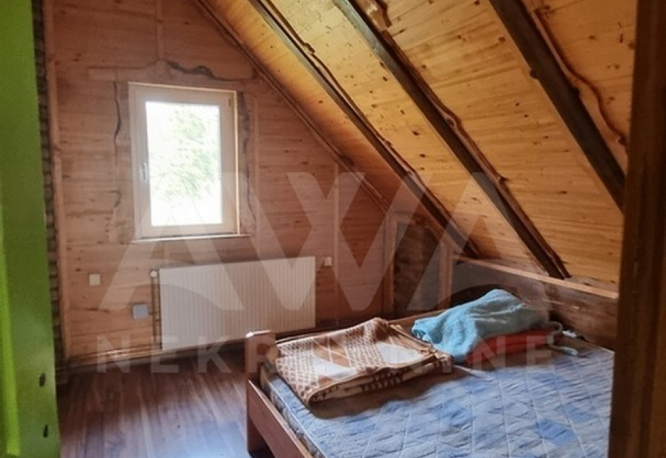 Novija vikendica na većem placu