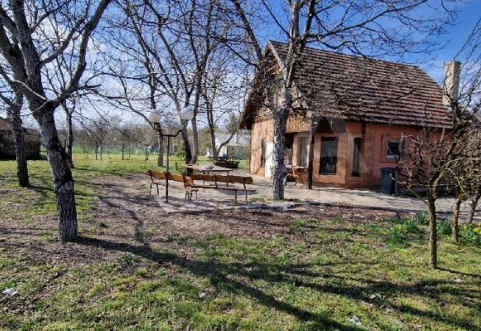 Novija vikendica na većem placu