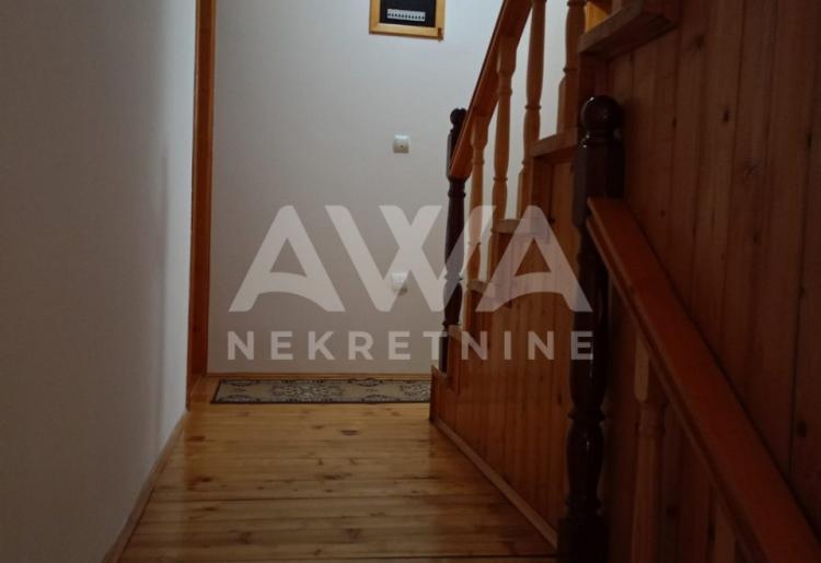Apatin. Novija, nameštena, spratna kuća, 101m2
