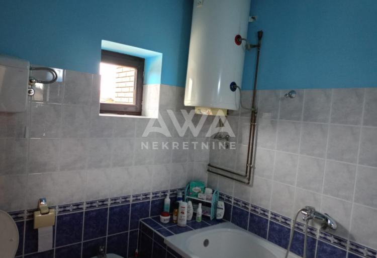 Apatin. Novija, nameštena, spratna kuća, 101m2