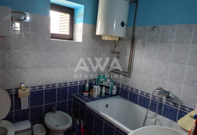 Apatin. Novija, nameštena, spratna kuća, 101m2