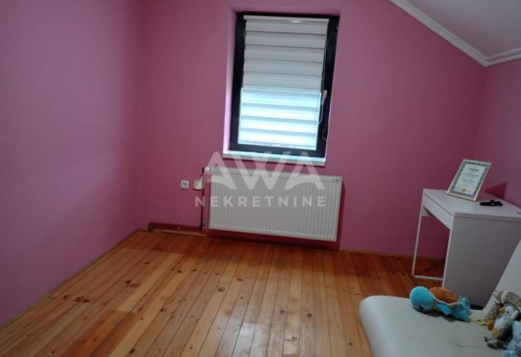 Apatin. Novija, nameštena, spratna kuća, 101m2