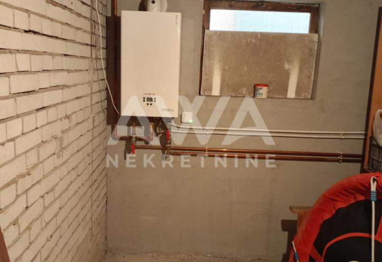Apatin. Novija, nameštena, spratna kuća, 101m2