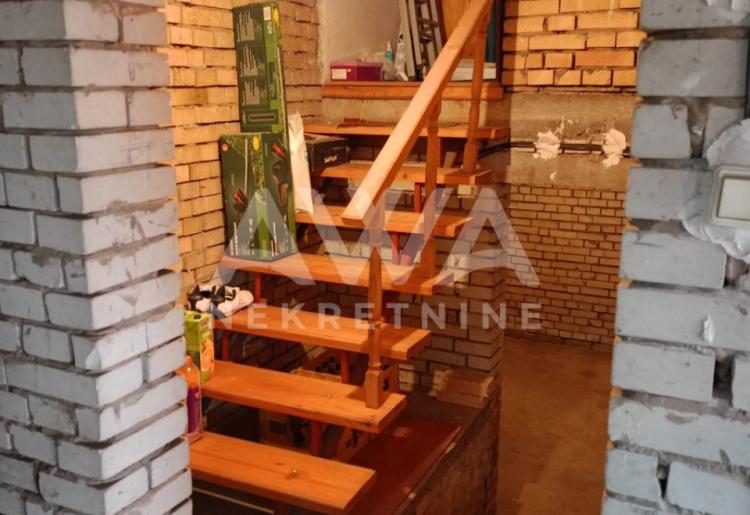 Apatin. Novija, nameštena, spratna kuća, 101m2