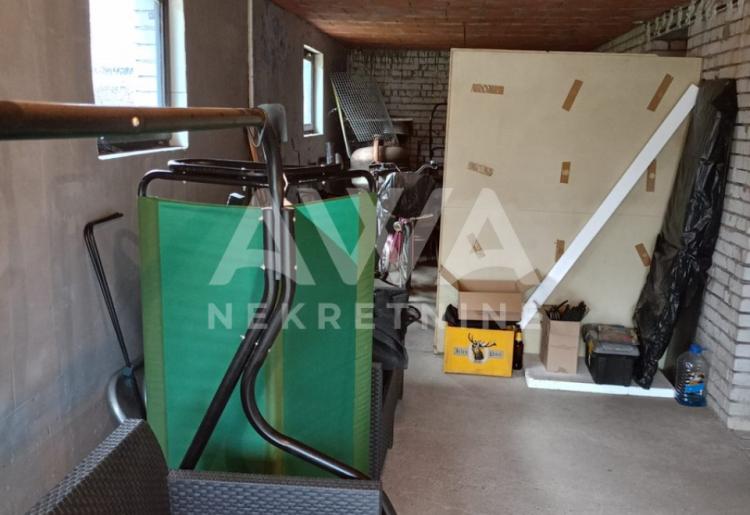 Apatin. Novija, nameštena, spratna kuća, 101m2