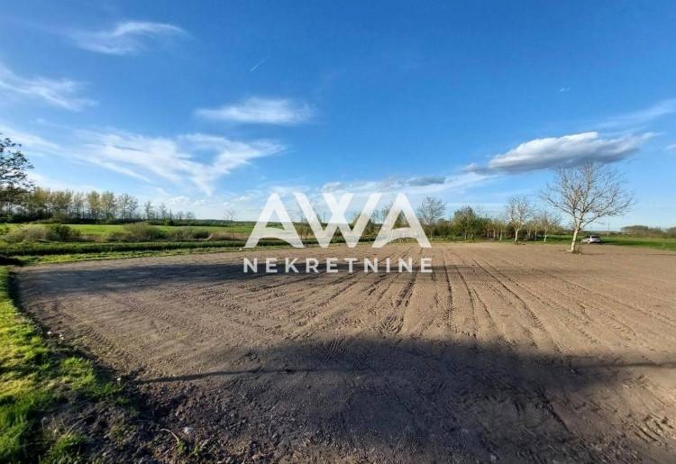 Sombor. Na prodaju Njiva 2556m2, idealno za vikendicu