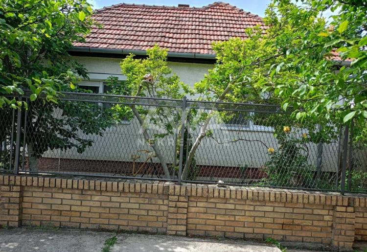 Apatin.  Prizemna, renovirana, nameštena  kuća 85m2, plac 639m2