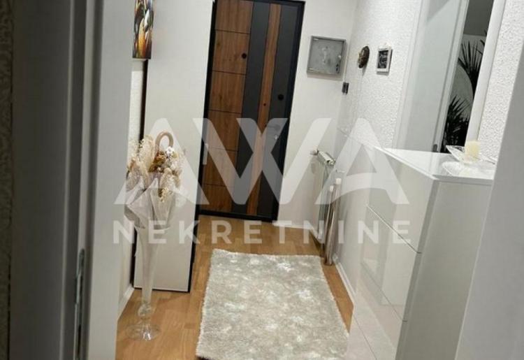 Prodaje se dvospratna kuća u Apatinu - dva posebna ulaza,uredjeno dvorište i drvena kućica