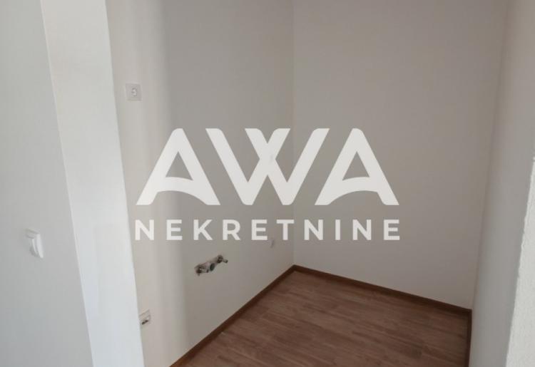 Prodaje se useljiv dvosoban stan od 43 m² u naselju Nova Selenča.