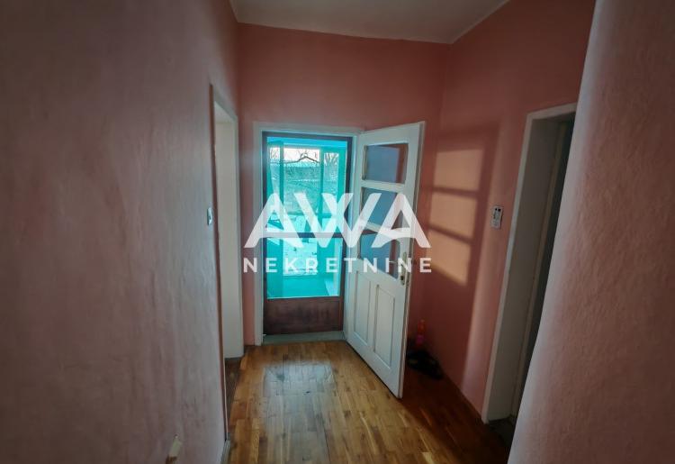 Prizemna dvojna kuća na prodaju u Apatinu – 92 m², zasebna parcela, useljiva