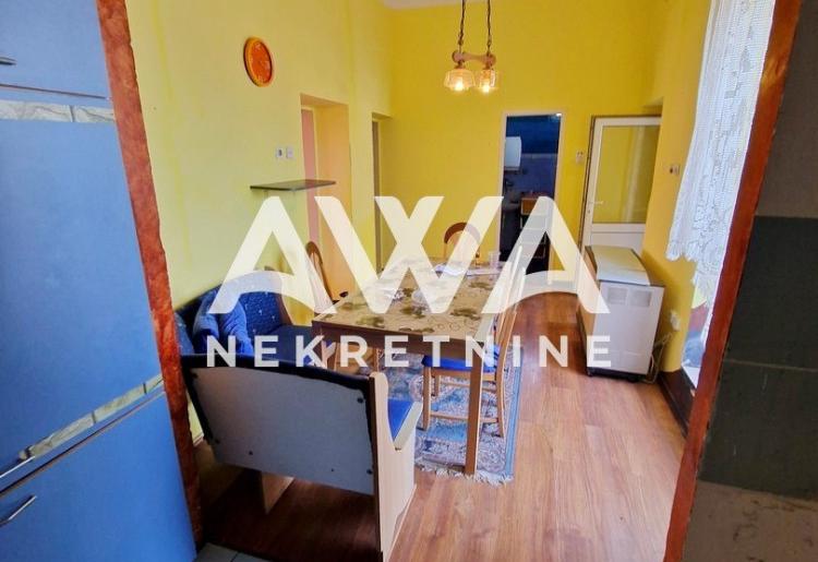 Na prodaju dvorišni trosoban stan u Svetozar Miletiću – namešten, garaža i bašta