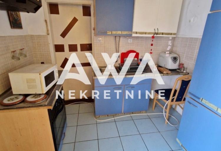 Na prodaju dvorišni trosoban stan u Svetozar Miletiću – namešten, garaža i bašta