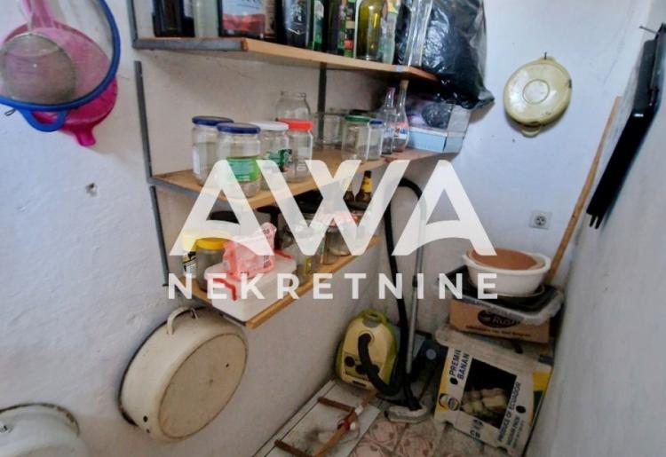 Na prodaju dvorišni trosoban stan u Svetozar Miletiću – namešten, garaža i bašta