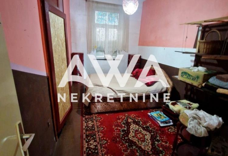 Na prodaju dvorišni trosoban stan u Svetozar Miletiću – namešten, garaža i bašta