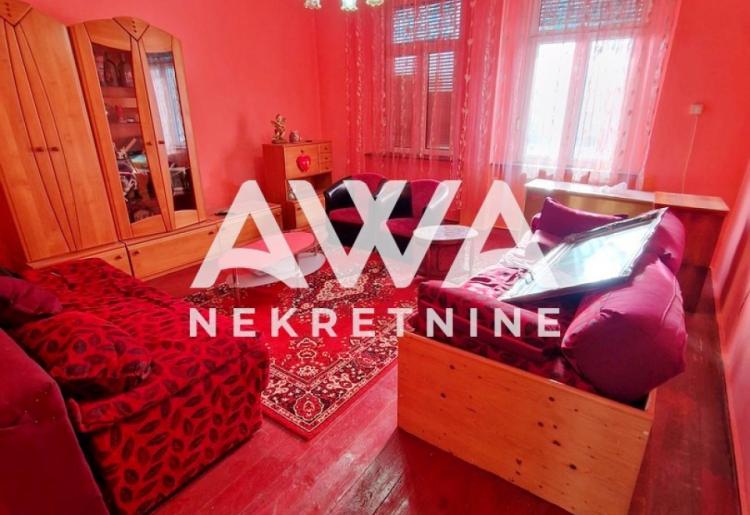 Na prodaju dvorišni trosoban stan u Svetozar Miletiću – namešten, garaža i bašta