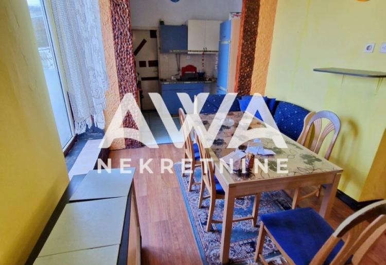 Na prodaju dvorišni trosoban stan u Svetozar Miletiću – namešten, garaža i bašta