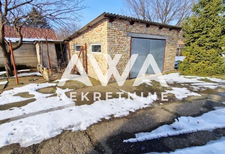 Na prodaju dvorišni trosoban stan u Svetozar Miletiću – namešten, garaža i bašta