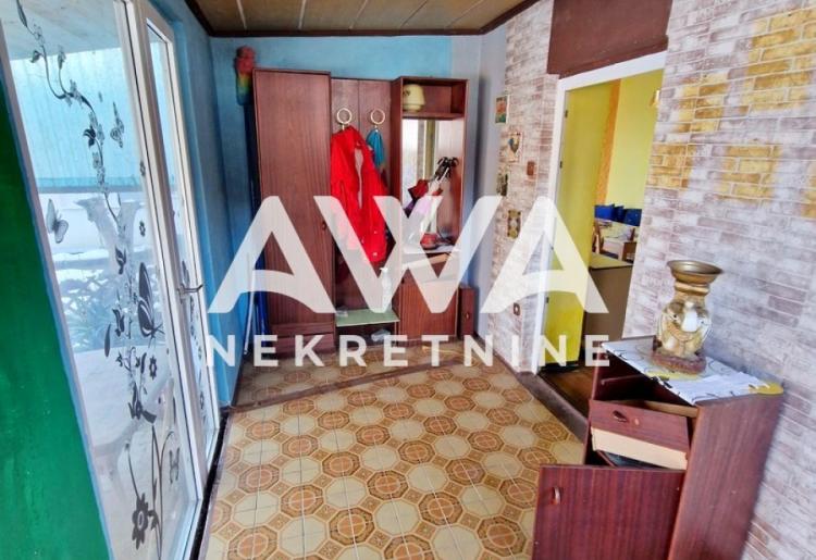 Na prodaju dvorišni trosoban stan u Svetozar Miletiću – namešten, garaža i bašta