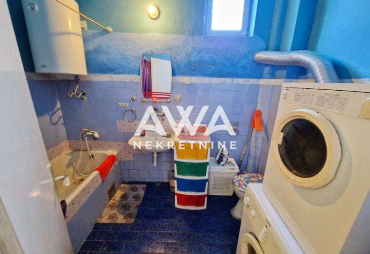 Na prodaju dvorišni trosoban stan u Svetozar Miletiću – namešten, garaža i bašta