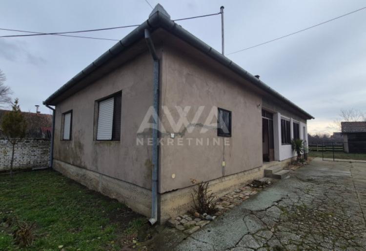 Na prodaju kuća u Čonoplji – veliko domaćinstvo na placu od oko 2.600 m²
