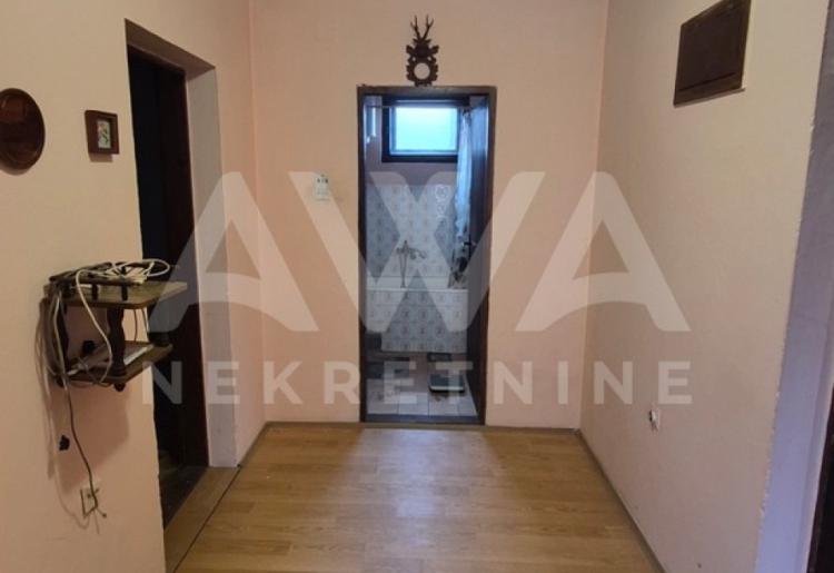 Na prodaju kuća u Čonoplji – veliko domaćinstvo na placu od oko 2.600 m²