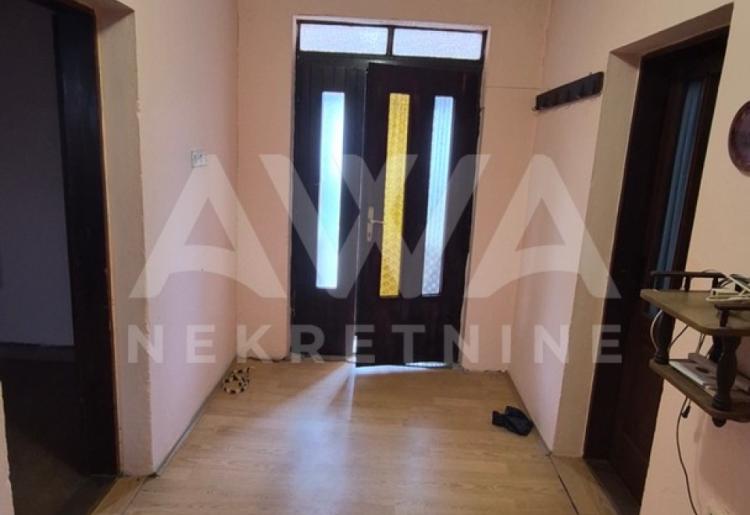 Na prodaju kuća u Čonoplji – veliko domaćinstvo na placu od oko 2.600 m²