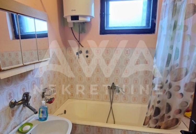 Na prodaju kuća u Čonoplji – veliko domaćinstvo na placu od oko 2.600 m²
