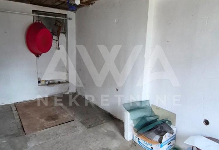 Na prodaju kuća u Čonoplji – veliko domaćinstvo na placu od oko 2.600 m²