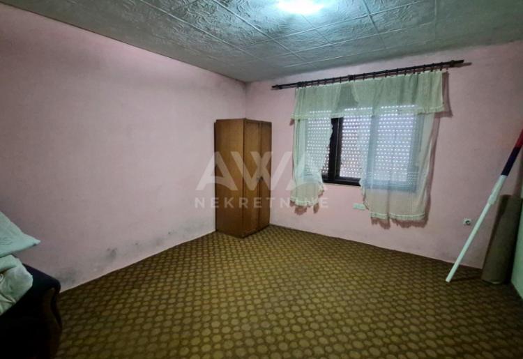 Na prodaju kuća u Čonoplji – veliko domaćinstvo na placu od oko 2.600 m²